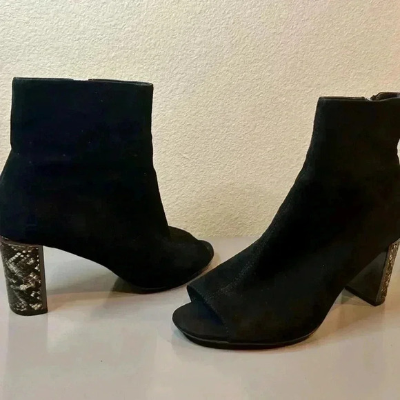 🖤🩶”Tahari” Black Suede Peep Toe Booties w/Snakeskin Print & Metallic Heel🖤🩶 - Picture 2 of 10
